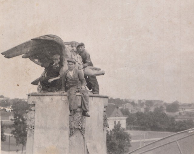 Józef Kamiński przy orle z toruńskiego teatru na zdjęciu wykonanym w marcu 1942 roku, tuż przed demontażem obu teatralnych orłów. W tle widać arsenał