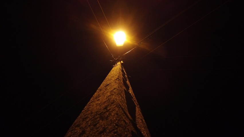 Tauron wymienia oświetlenie w jurajskich miejscowościach - trwają prace w Ogrodzieńcu