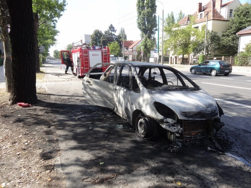Na Dąbrowskiego zapalił się samochód