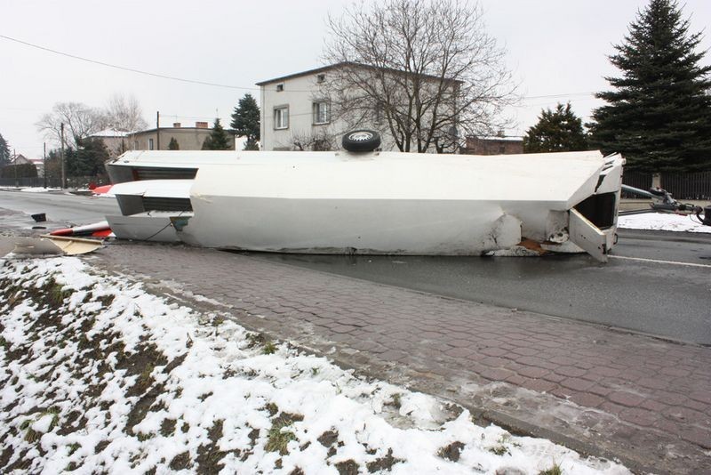 Chełm Śląski: Pijany uderzył w... szybowiec [FOTO]