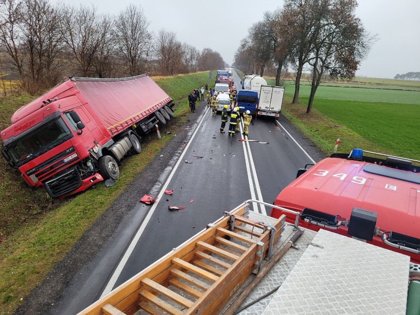 Zderzenie czterech samochodów w Korytnicy na DK 12,...