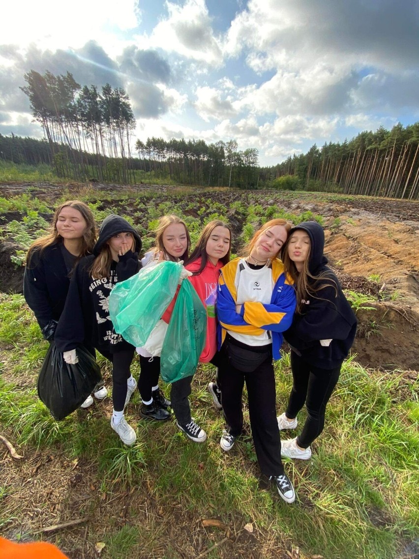 Uczniowie I Liceum Ogólnokształcącego w Radomsku sprzątali las