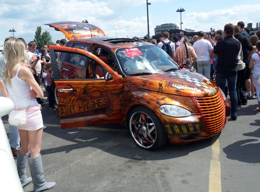 Wystawa samochodów na parkingu Galerii Łódzkiej wzbudzała nie lada emocje