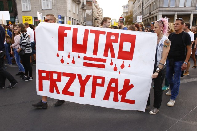 Protest przeciwko nowelizacji ustawy o ochronie zwierząt na Placu Trzech Krzyży w Warszawie
