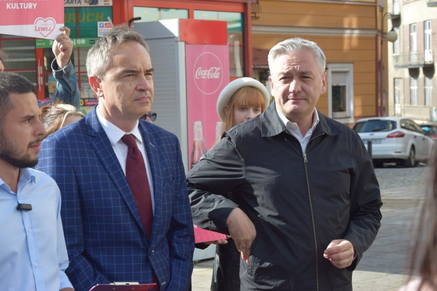 Jacek Jabłoński (w środku) jest liderem listy Lewicy w...