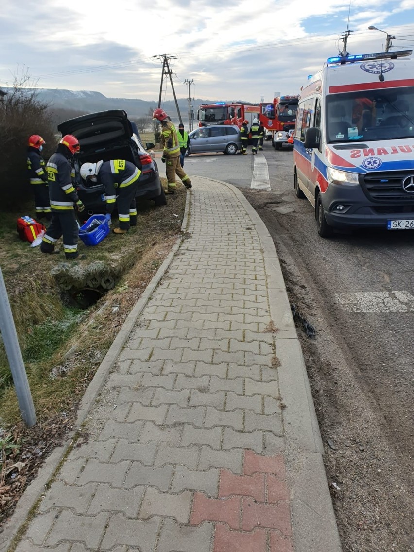 W wyniku wypadku do szpitala trafiły dwie osoby