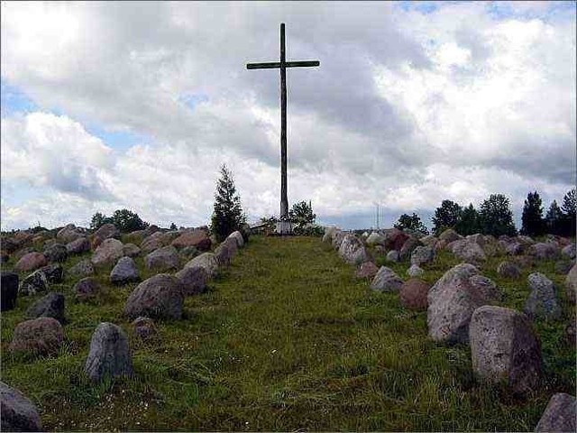 symboliczny pomnik ofiar Obławy Augustowskiej