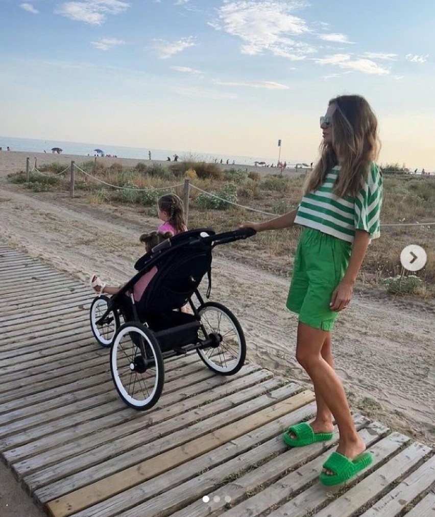 Anna Lewandowska na spacerze z córką wzdłuż plaży w...