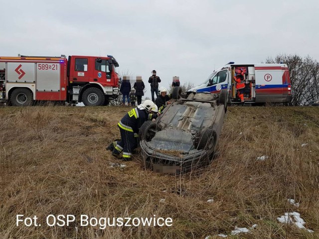 Volkswagen golf wypadł z drogi na ulicy Rajskiej w Rybniku