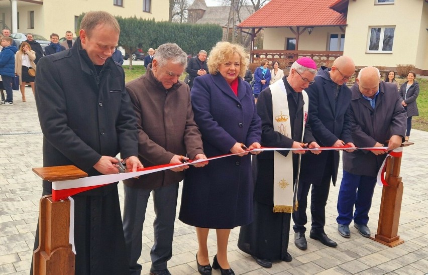 Nowy Ośrodek Rehabilitacyjny Caritas w Cmolasie otwarty i poświęcony przez biskupa Jana Wątroba