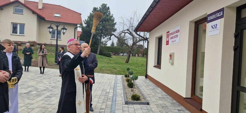 Nowy Ośrodek Rehabilitacyjny Caritas w Cmolasie otwarty i poświęcony przez biskupa Jana Wątroba
