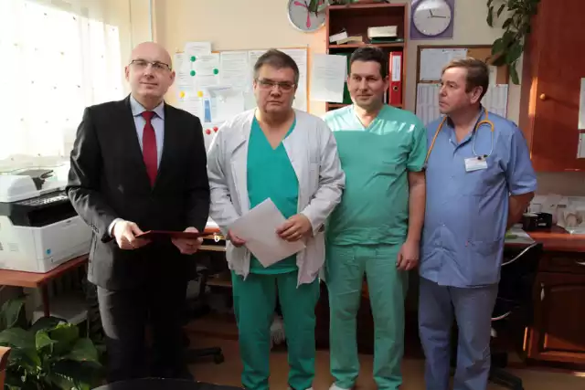 Od lewej: dyrektor szpitala Jacek Sawicki, dr Zbigniew Jachymski, dr Jacek Florek oraz dr Tadeusz Bujnowski