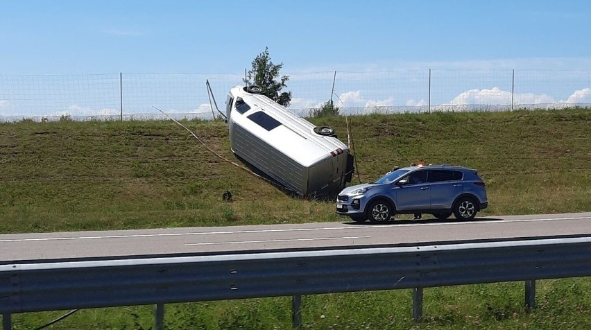 Bus przewrócił się na skarpie na autostradzie A4 w pobliżu węzła Przemyśl [ZDJĘCIA]