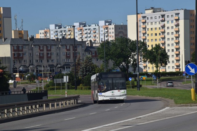 Mieszkańcy skarżą się na miejskie autobusy. Tym razem narzekają, że na rozkład jazdy nie jest skomunikowany np. z pociągami czy szkołami na Piaskach.

- Powstają nowe domy, rozrastają się dzielnice, a MZK jeździ jak 50 lat temu – pisze jedna z internautek.

Coraz częściej, co również podnoszą internauci, przystanki są okupowane przez osoby bezdomne. A to nie wszystkim się podoba.