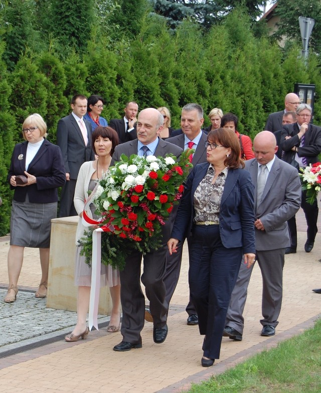 Składanie kwiatów pod pomnikiem w Czułowie