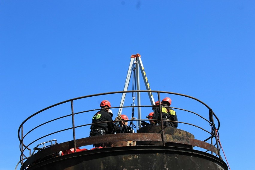 Kowalew. Strażacy z PSP Pleszew przeprowadzili ćwiczenia z ratownictwa wysokościowego w zakresie podstawowym