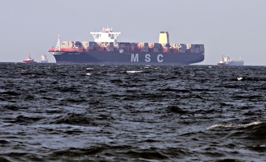 Największy kontenerowiec na świecie wpłynął do portu w...