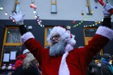 Mikołaj z ulicy Krakowskiej w Częstochowie. Akcję zorganizowano już po raz szesnasty! Tym razem przygotowano paczki dla 600 dzieci