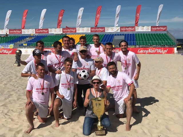 Drużyna Hemako Sztutowo z tytułem Mistrza Polski w beach soccerze. W finale drużyna pokonała BSC Bocę Gdańsk 6:5.