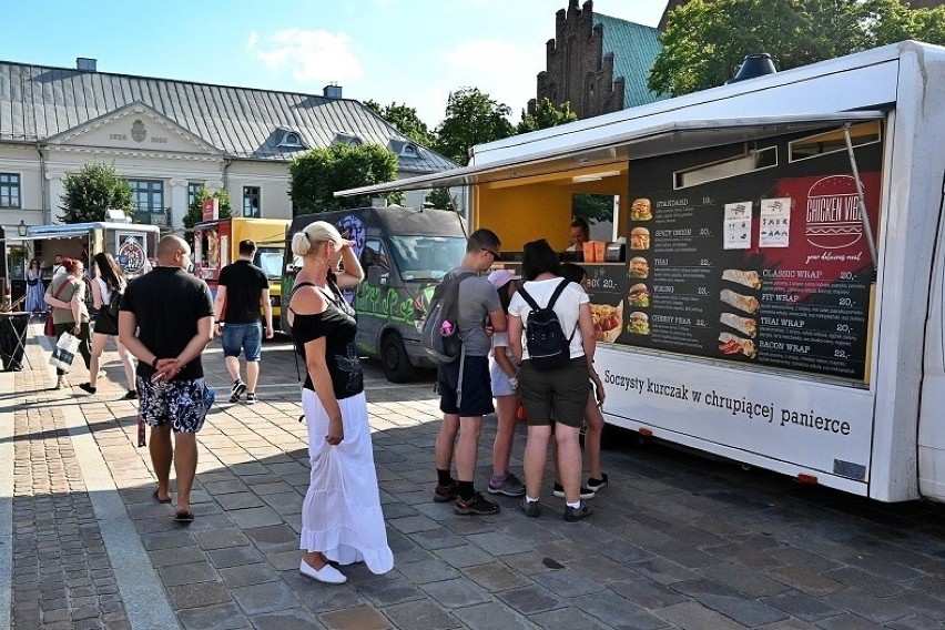 Na Rynku w Olkuszu rozpoczął się Festiwal Food Trucków....