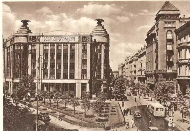 Budynek projektu Jana Heuricha przy ul. Jasnej 1, róg Zgody, wybudowany w latach 1912-1917 do dzisiaj potocznie nazywa się "Domem Pod Orłami"