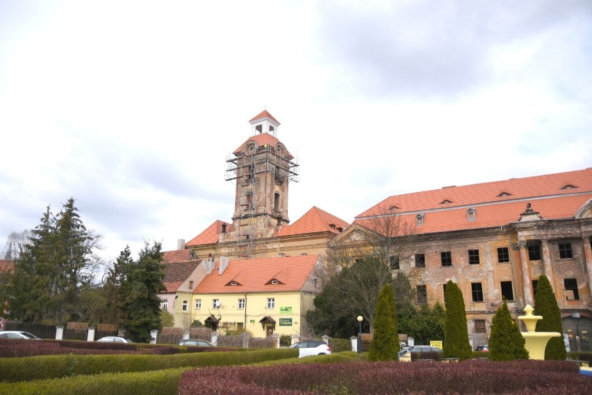 Zamek Dewinów-Bibersteinów, ul. Zamkowa – gotycki zamek...