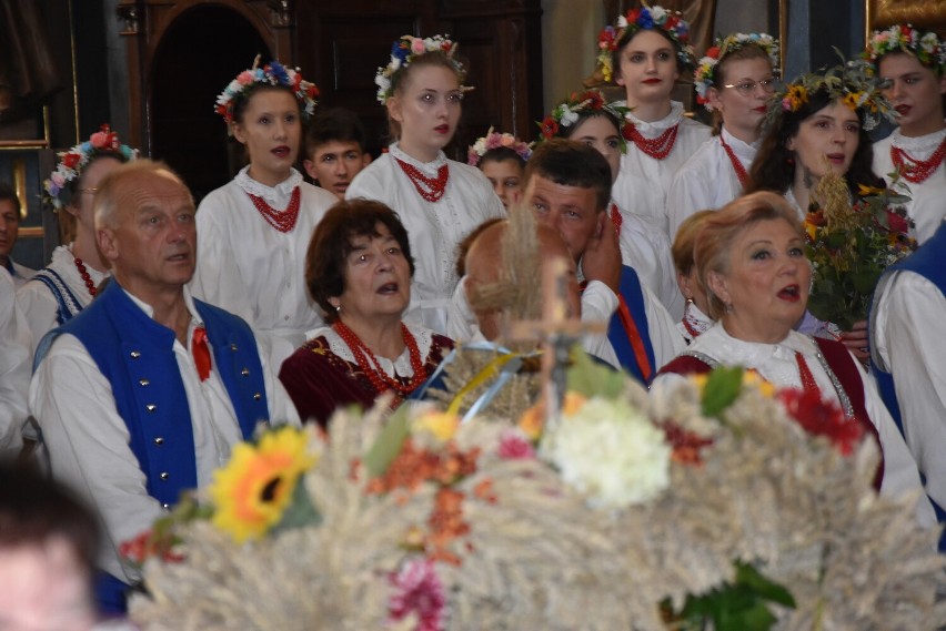 Kobylanka. Sanktuarium pełne plonów. Przed ołtarzem dożynkowe chleby, wieńce, kołacze [ZDJĘCIA]