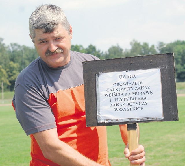 Bogdan Majchrzak stawia tablicę zakazu wstępu na boisko