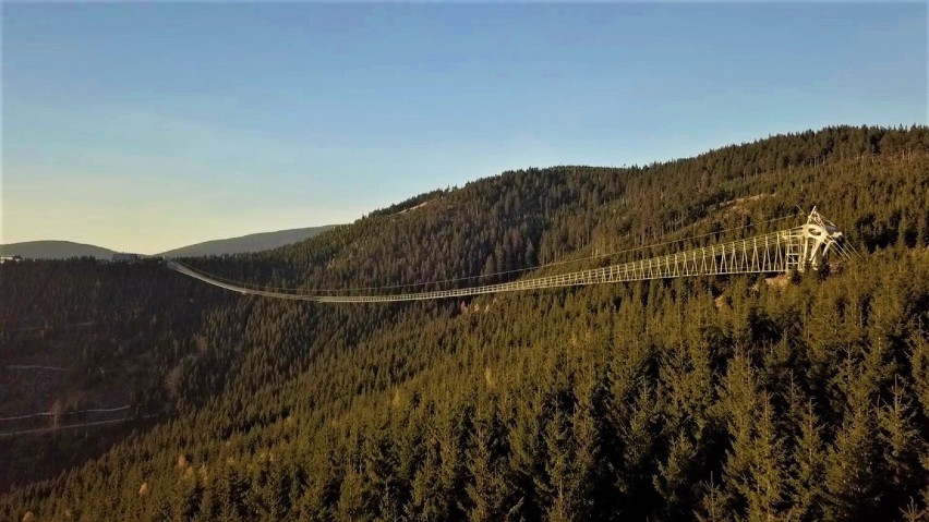 To turystyczny HIT na skalę światową - i tylko 3. godz. ze Śląska. Oto najdłuższy wiszący most na świecie. Wkrótce otwarcie. Sprawdź CENY