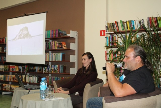 Daria i Krzysztof Nowakowscy  w  tucholskiej bibliotece opowiedzieli o swojej pasji i dalekich wyprawach. Aby było lepsze  wyobrażenie, całość była okraszona slajdami.