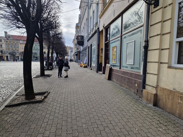 Rynek w Lesznie obecnie wygląda tak. Jesienią 2024 ma się rozpocząć wymiana nawierzchni chodników na płyty