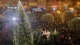 Pleszew. Prawdziwe tłumy powitały Mikołaja i zapaliły świąteczną iluminację w Pleszewie