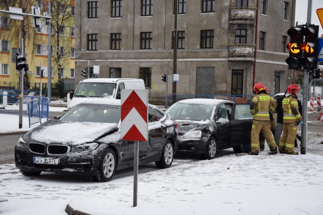 Zderzenie dwóch samochodów na ul. Chełmińskiej w Grudziądzu. Dwie osoby poszkodowane