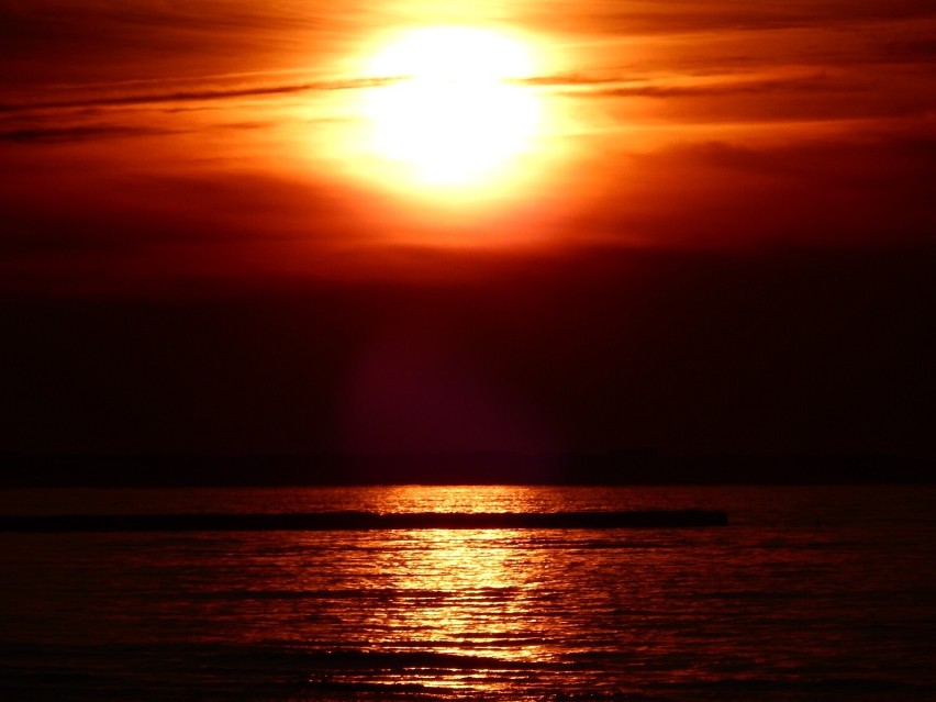 Piękny zachód słońca nad morzem w Ustce [ZDJĘCIA]