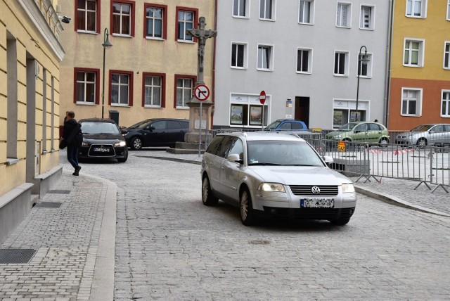 Plac św. Sebastiana w Opolu jest już przejezdny. Jest objęty strefą zamieszkania, co oznacza, że wszystkie skrzyżowania są tam równorzędne.