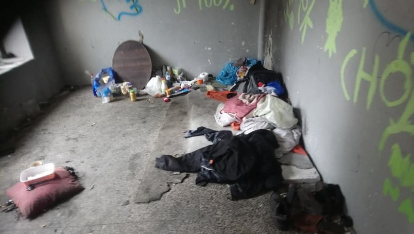 Straż Miejska w Zduńskiej Woli pomaga bezdomnym. Uratowali już sześć osób