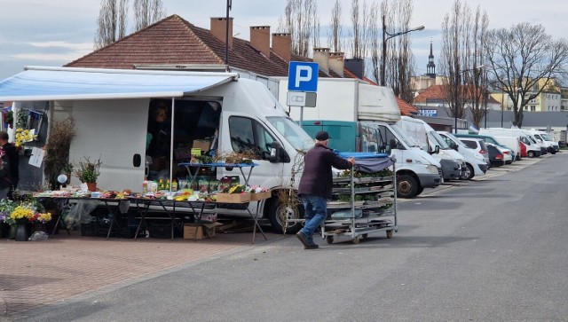 Handlowcy nie będą mieli prawa stawiać swoich samochodów na miejscach postojowych, bo wszystkie auta, wykorzystywane do handlu, będą musiały być ustawione bezpośrednio na placu.