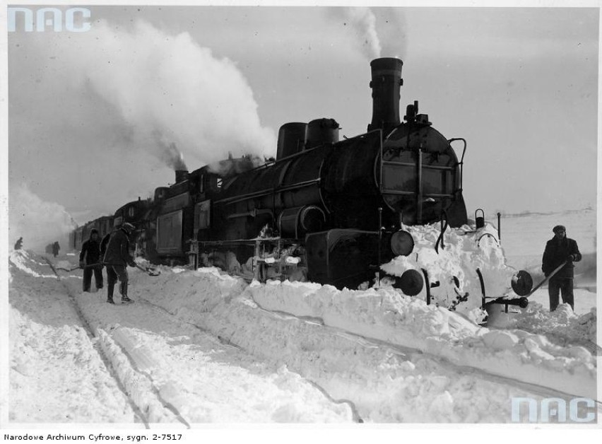 1940 r. Pociąg osobowy zakopany w śniegu. Kolejarze podczas...