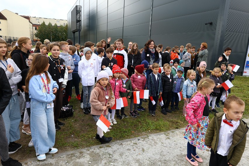 Leszno. Uczniowie Szkoły Podstawowej numer 7 i  9 oraz przedszkolaki wspólnie śpiewali  hymn na ulicy Józefa Wybickiego ZDJĘCIA i FILM