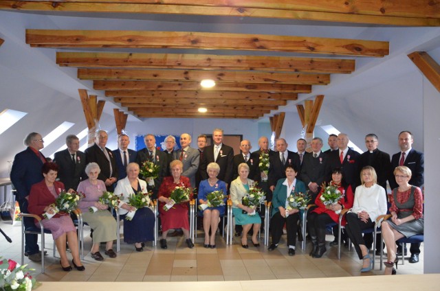 Złote Gody w gminie Brzeźnio. Jubileusz świętowało 12 par małżeńskich.