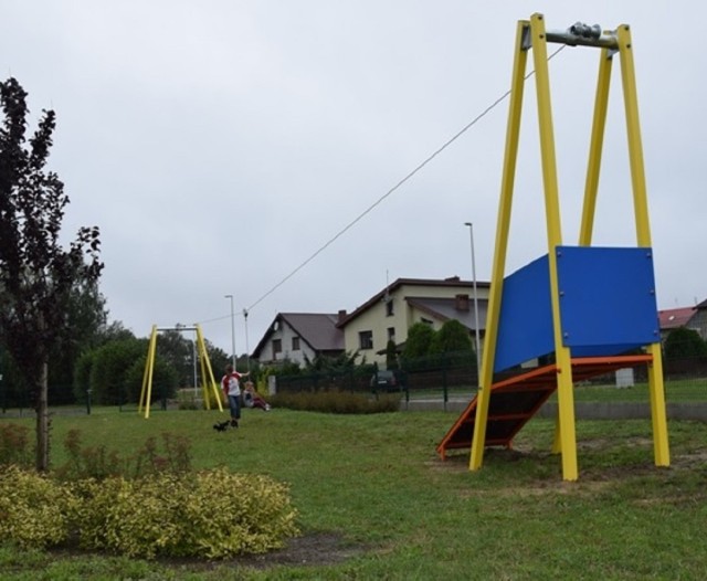 Nowiutka kolejka linowa dla dzieci na placu zabaw przy ul. Powstańców Wlkp. w Sulmierzycach