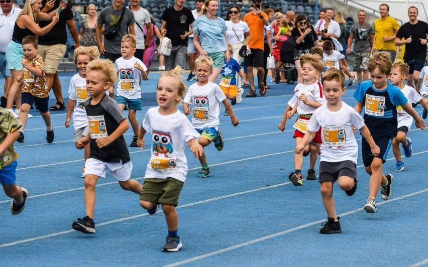 W konkurencjach biegowych rywalizowały dzieci i młodzież w...