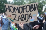 Młodzi ludzie protestowali we Wrocławiu przeciwko homofobii [ZDJĘCIA]