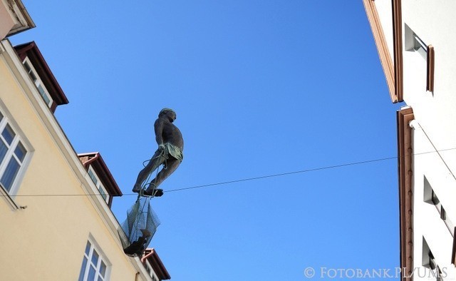 Rzeźba rybaka w Sopocie. Balansujący na linie rybak przeniesiony z Monciaka [ZDJĘCIA]