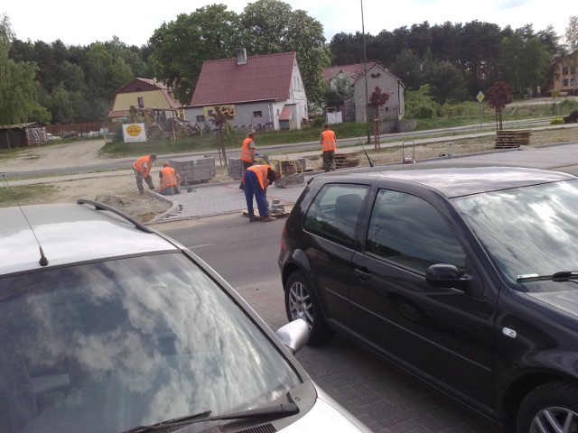 Z każdym dniem przybywa parkingów na os. Zacisze