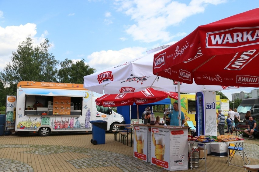 Starachowice. Na Placu pod Skałkami trwa Street Food Festival. Można spróbować potraw z całego świata