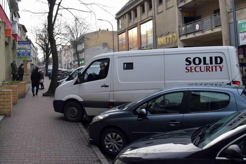 Stargard. Włamanie do salonu Orange w centrum miasta. Policja prosi świadków o kontakt