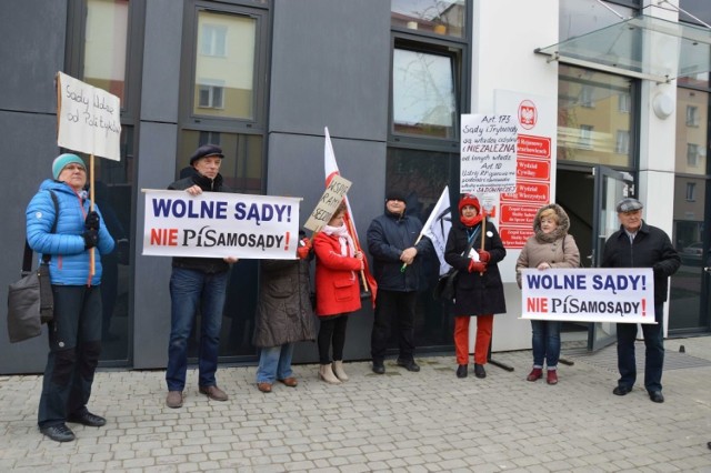 Protest przed Sądem Rejonowym w Starachowicach.