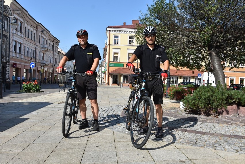 Tarnów.  Rowerowe patrole Straży Miejskiej wyruszyły w miasto. Funkcjonariusze-cykliści patrolują ulice Tarnowa