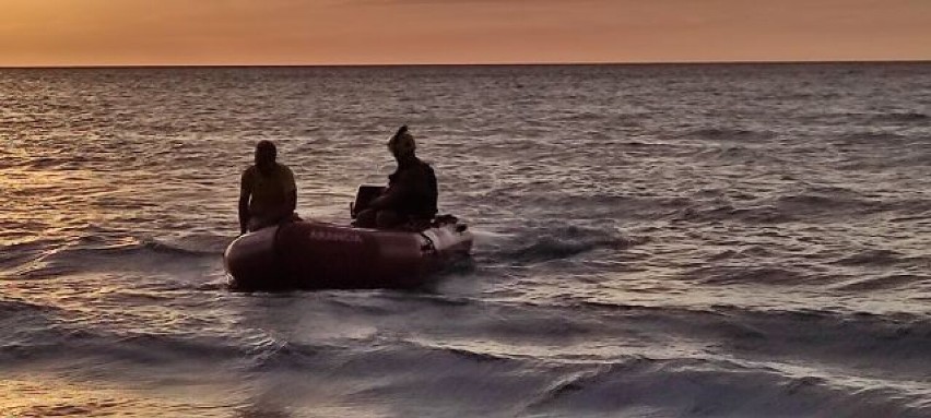 Ratownicy WOPR z Jarosławca uratowali kitesurfera, który nie mógł dotrzeć do brzegu